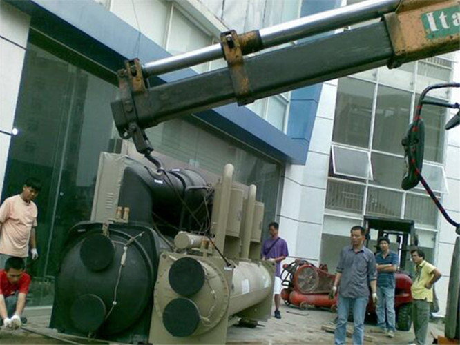 开阳县随车吊和汽车吊的核心区别是什么？哪种更省钱？